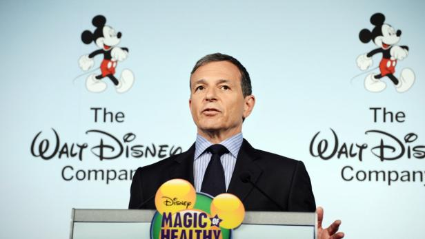 Bob Iger, CEO von Disney, spricht vor einem Hintergrund mit Mickey Mouse Logos.