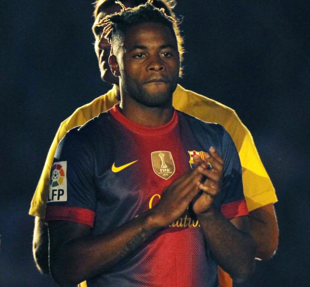 Ein Fußballspieler im Trikot des FC Barcelona klatscht in die Hände.