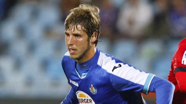 Ein Fußballspieler im blauen Trikot während eines Spiels.