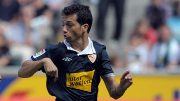 Ein Fußballspieler des FC Sevilla zeigt mit dem Finger nach unten.