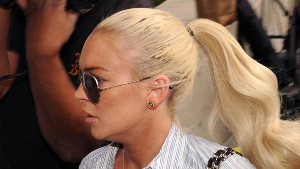 Lindsay Lohan mit blondem Pferdeschwanz und Sonnenbrille.