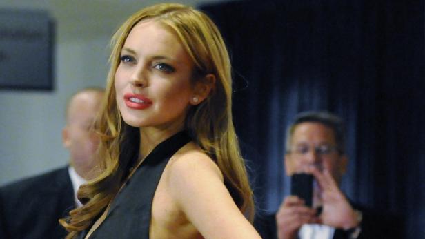 Ein Porträt von Lindsay Lohan in einem schwarzen Kleid.