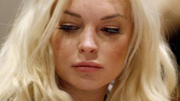 Nahaufnahme von Lindsay Lohan mit blonden, gewellten Haaren.