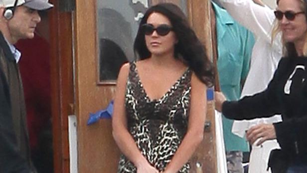 Lindsay Lohan trägt ein Leopardenkleid und eine Sonnenbrille am Set von „Liz & Dick“.