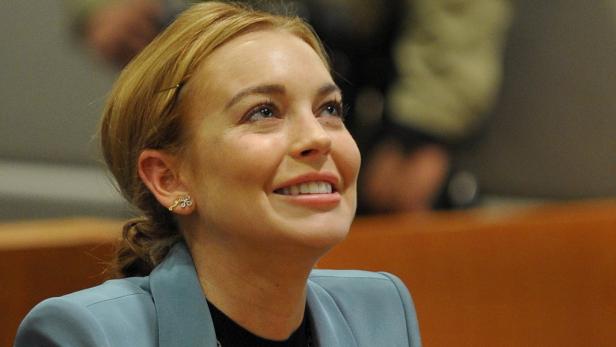 Lindsay Lohan lächelt und blickt nach oben.