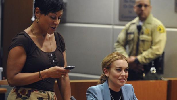 Lindsay Lohan in einem Gerichtssaal, während eine Frau vor ihr spricht.