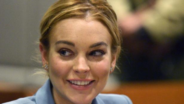 Ein Porträt von Lindsay Lohan, die lächelt und zur Seite schaut.