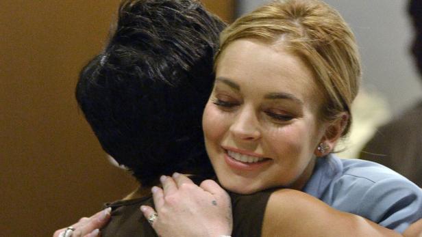 Lindsay Lohan umarmt eine Person.