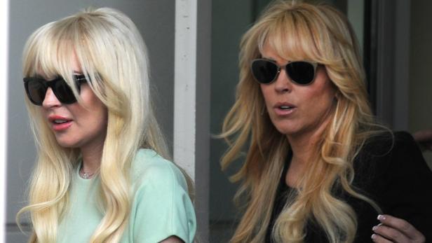Lindsay Lohan und ihre Mutter Dina Lohan tragen Sonnenbrillen.