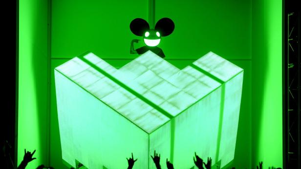 Deadmau5 tritt in einem leuchtend grünen Bühnenbild auf.