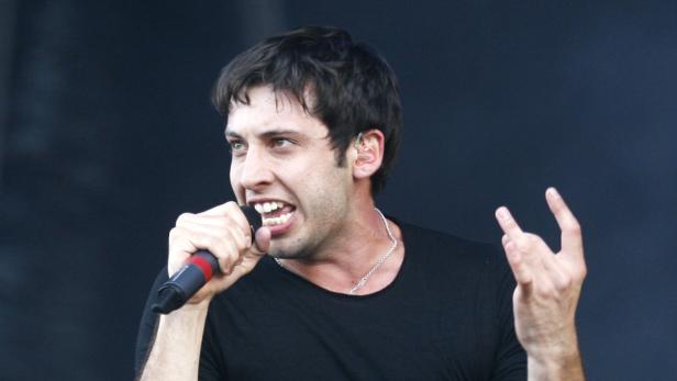 Sänger Max Bemis von der Band Say Anything tritt auf einer Bühne auf.