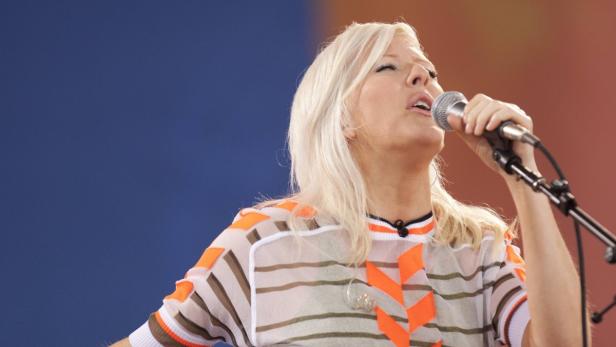 Ellie Goulding singt bei einem Auftritt in ein Mikrofon.