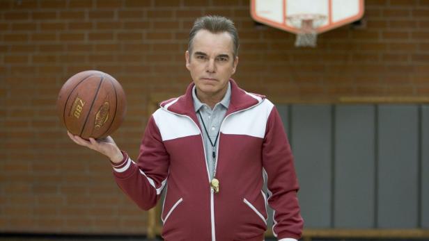 Billy Bob Thornton als Trainer mit einem Basketball in der Hand.