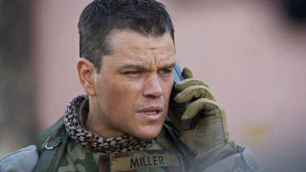Matt Damon als Chief Warrant Officer Roy Miller telefoniert in dem Film „Green Zone“.