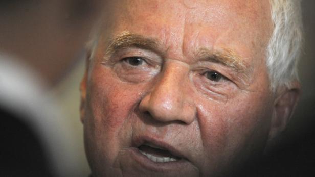 Nahaufnahme des Gesichts eines älteren Mannes mit hellen Haaren.