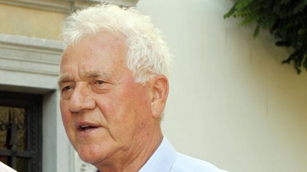 Porträt eines älteren Mannes mit weißem Haar.