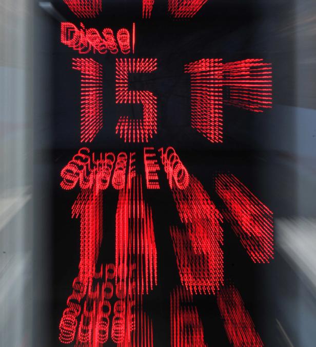 Eine rote LED-Anzeige zeigt die Preise für Diesel und Super E10 an.