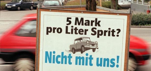 Ein Plakat protestiert gegen hohe Benzinpreise: „5 Mark pro Liter Sprit? Nicht mit uns!“.
