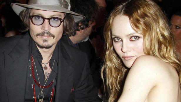 Johnny Depp und Vanessa Paradis posieren für ein gemeinsames Foto.