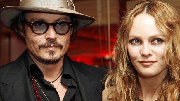 Johnny Depp und Vanessa Paradis posieren für ein Foto.