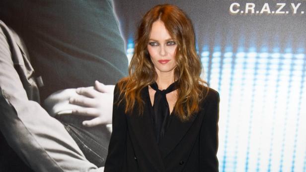 Vanessa Paradis posiert vor einer Leinwand mit dem Titel „C.R.A.Z.Y.“.