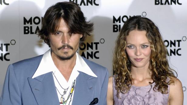 Johnny Depp und Vanessa Paradis posieren vor einer Montblanc-Wand.