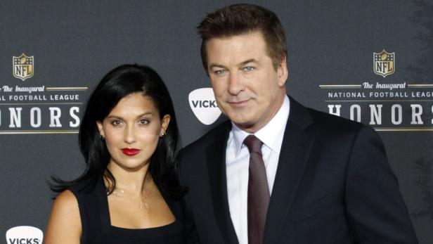 Alec Baldwin und Hilaria Baldwin posieren auf einer Veranstaltung der National Football League.