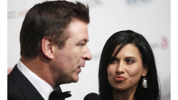 Alec Baldwin und Hilaria Baldwin posieren auf einer Veranstaltung.