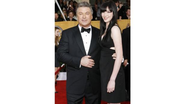 Alec Baldwin posiert mit seiner Tochter Ireland Baldwin auf dem roten Teppich.