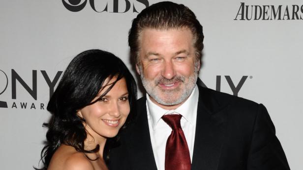 Alec Baldwin posiert mit einer Frau auf dem roten Teppich der Tony Awards.