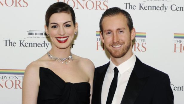 Anne Hathaway und ihr Ehemann Adam Shulman posieren auf dem roten Teppich.