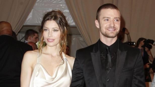 Jessica Biel und Justin Timberlake posieren auf dem roten Teppich.