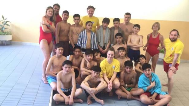 Shitstorm gegen Wasserretter, weil sie Flüchtlingskinder das Schwimmen lehren