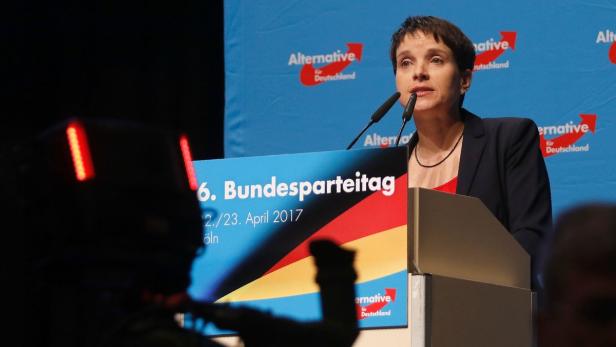 AfD-Parteitag: Randale draußen, Petry im Out