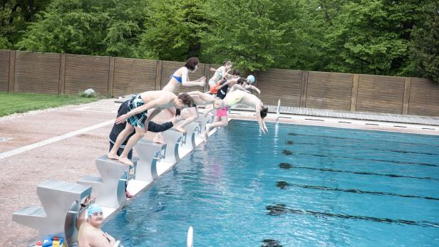 Freibad-Eröffnung: "Heast, da schwimmen wirklich Leute"