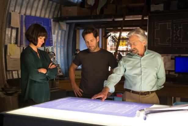 Hank Pym, Scott Lang und Hope van Dyne betrachten einen Bauplan.