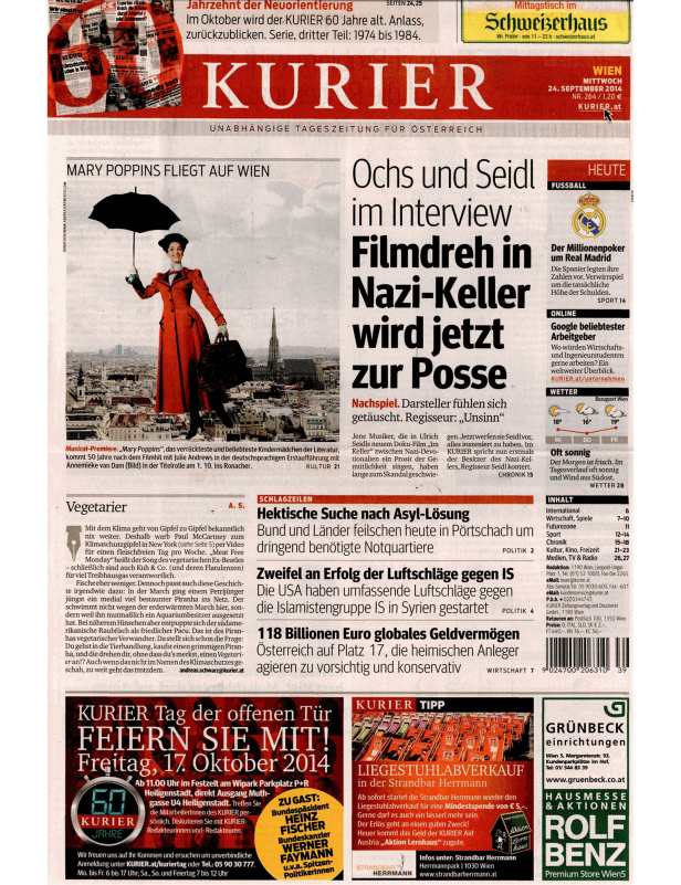 Eine als Mary Poppins verkleidete Frau steht vor der Wiener Skyline.