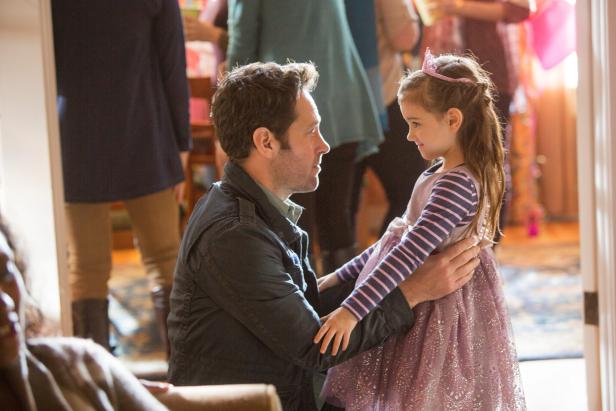 Paul Rudd umarmt seine Tochter in einem glitzernden Kleid und mit einer Tiara.