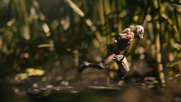 Ant-Man rennt in seinem Anzug durch einen dichten Dschungel.