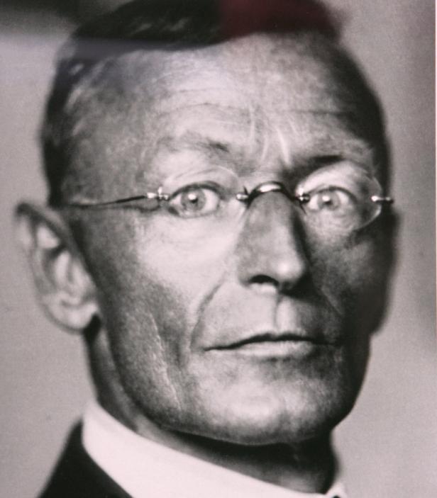 Ein Schwarz-Weiß-Porträt von Ernst Jünger mit Brille.