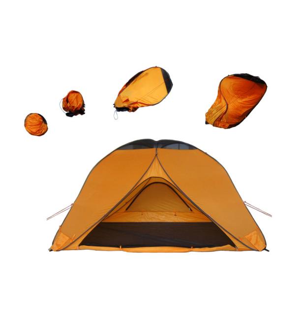 Ein orangefarbenes Zelt mit den verschiedenen Phasen des Zusammenrollens darüber schwebend.