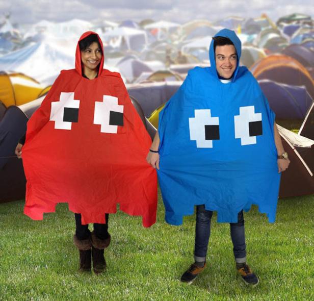 Zwei Personen in Pac-Man-Kostümen stehen auf einem Campingplatz.