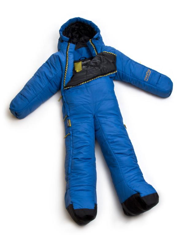 Ein blauer Schlafsack in Form eines Ganzkörperanzugs liegt auf einem weißen Hintergrund.