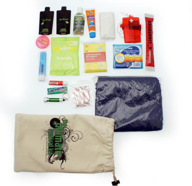 Ein Festival-Kit mit verschiedenen Hygieneartikeln, einem Schlafsack und einer Tragetasche.