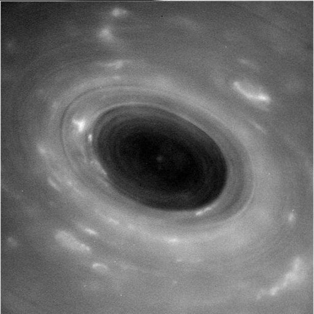 "Cassini" funkt Nahaufnahmen von Saturn