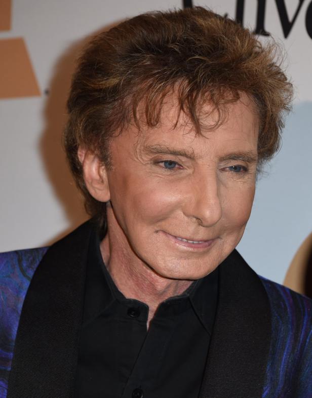 Barry Manilow lächelt in die Kamera.