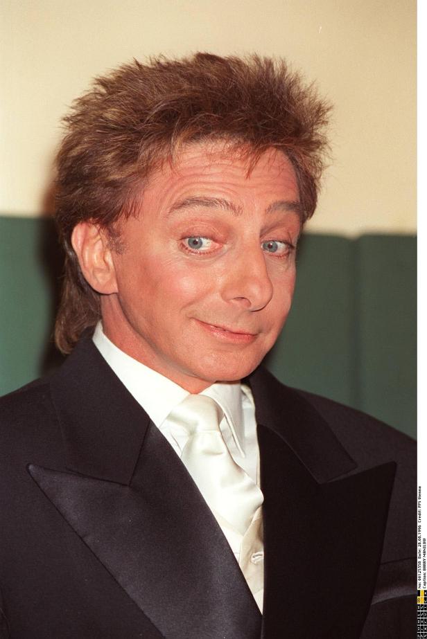 Barry Manilow in einem schwarzen Anzug mit weißer Krawatte.