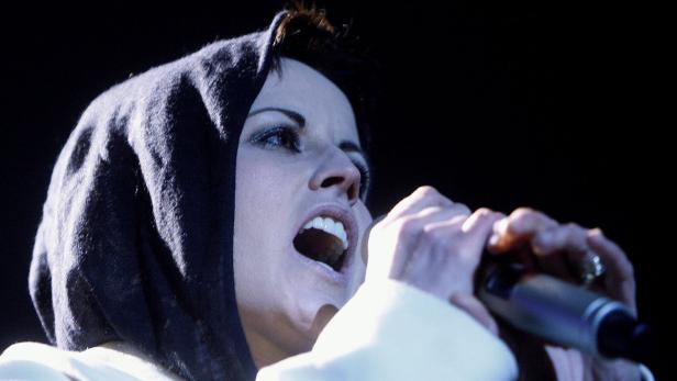 Dolores O'Riordan, Sängerin der Cranberries, singt in ein Mikrofon.