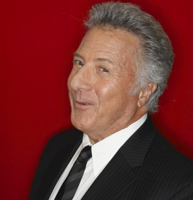 Porträt von Dustin Hoffman vor einem roten Hintergrund.