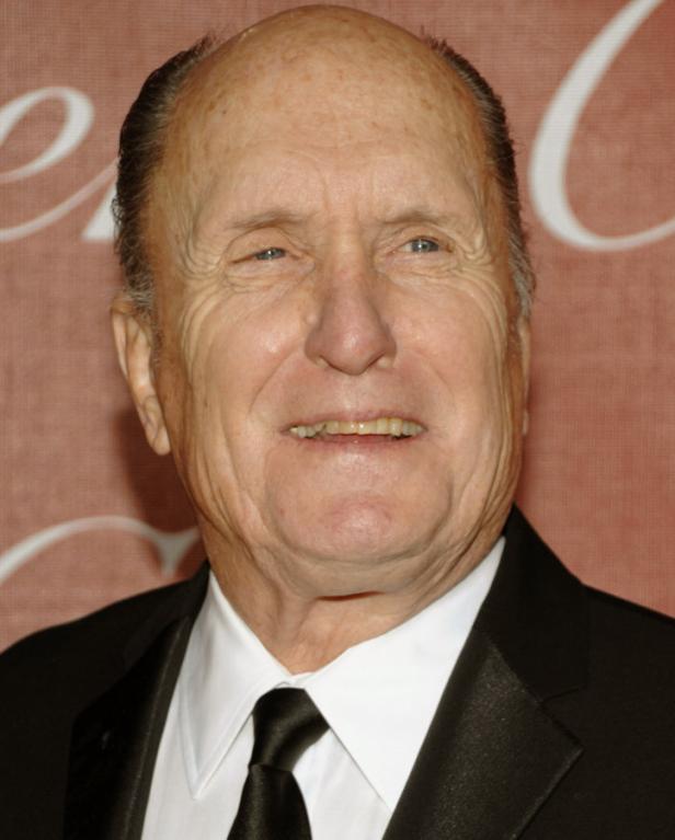 Robert Duvall lächelt in einem schwarzen Anzug und einer schwarzen Krawatte.